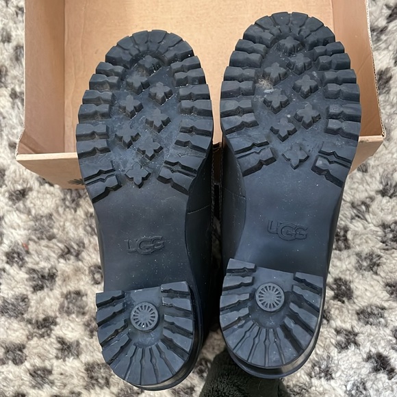 Ugg women’s Redwood booties charcoal grey color with stacked heel - Picture 5 of 7